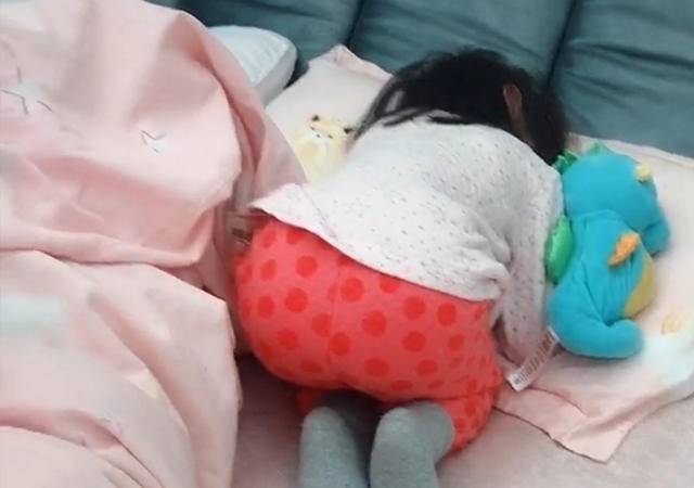 被萌翻啦！寶寶「千奇百怪睡姿」大比拼　各式超高難度「雜技般姿勢」引網笑瘋：個個都是武林高手