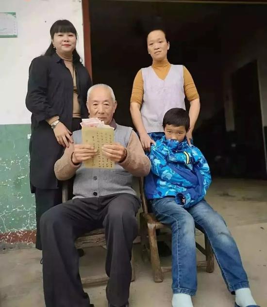 情義相挺！患重症離去「26位同學代他盡孝」陪兩老到最後　經濟不好仍捐款「苦過才懂難處」
