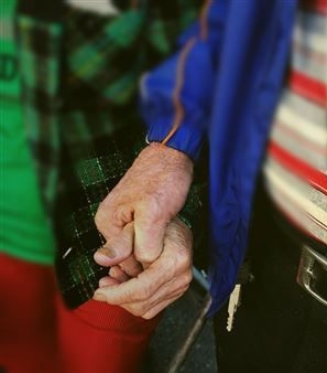 她只有我！七旬伯「擺攤日賺百元」守護癌末女友30年　「終穿西裝娶水某」手緊牽不放：這天等好久