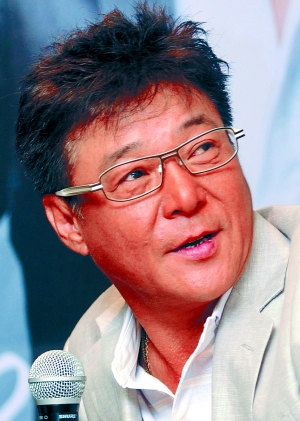 童年坎坷！姜育恆不捨母「苦撐家計過勞離開」　負債破產「妻子共患難」今三口苦盡甘來