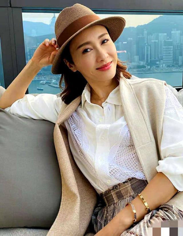 跛腳老公超寵！49歲黎姿曬12億豪宅內部「被身後豪華觀景台」搶鏡　「鏡頭往下」裙擺好大像桌布