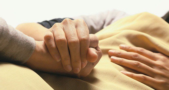 兄弟姊妹都成家！大齡孝女「單身顧85歲老父」感嘆：是理所當然　「為孝順犧牲不敢婚」長照沒有盡頭