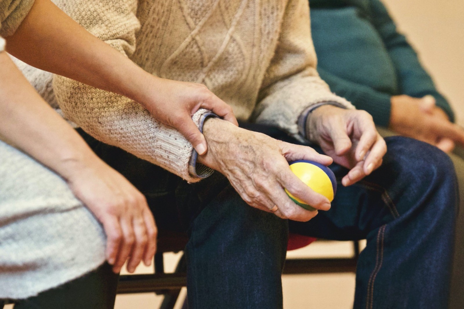 兄弟姊妹都成家！大齡孝女「單身顧85歲老父」感嘆：是理所當然　「為孝順犧牲不敢婚」長照沒有盡頭