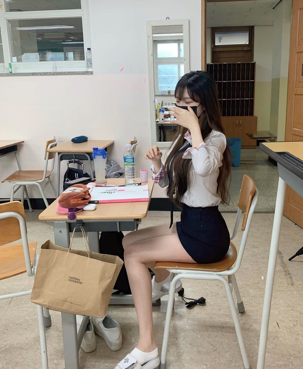 好想一起上課!制服學生妹「短裙下傲人美腿」意外爆紅 神出真面目「顏值宛如天仙」全網暴動