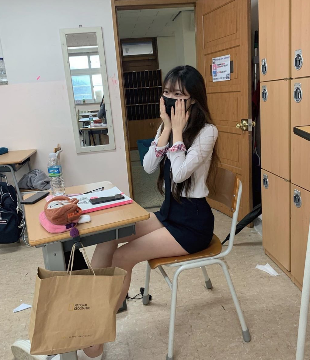 好想一起上課!制服學生妹「短裙下傲人美腿」意外爆紅 神出真面目「顏值宛如天仙」全網暴動