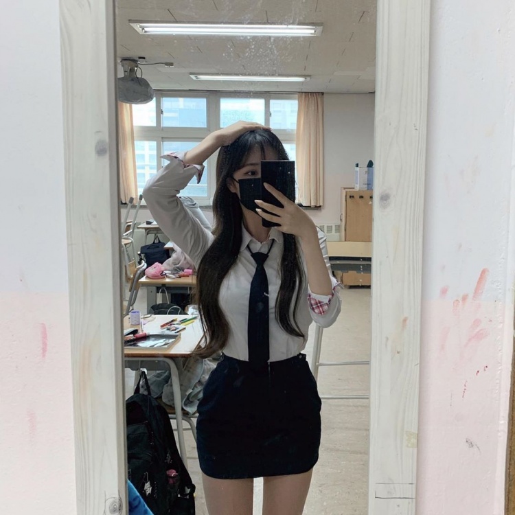 好想一起上課!制服學生妹「短裙下傲人美腿」意外爆紅 神出真面目「顏值宛如天仙」全網暴動