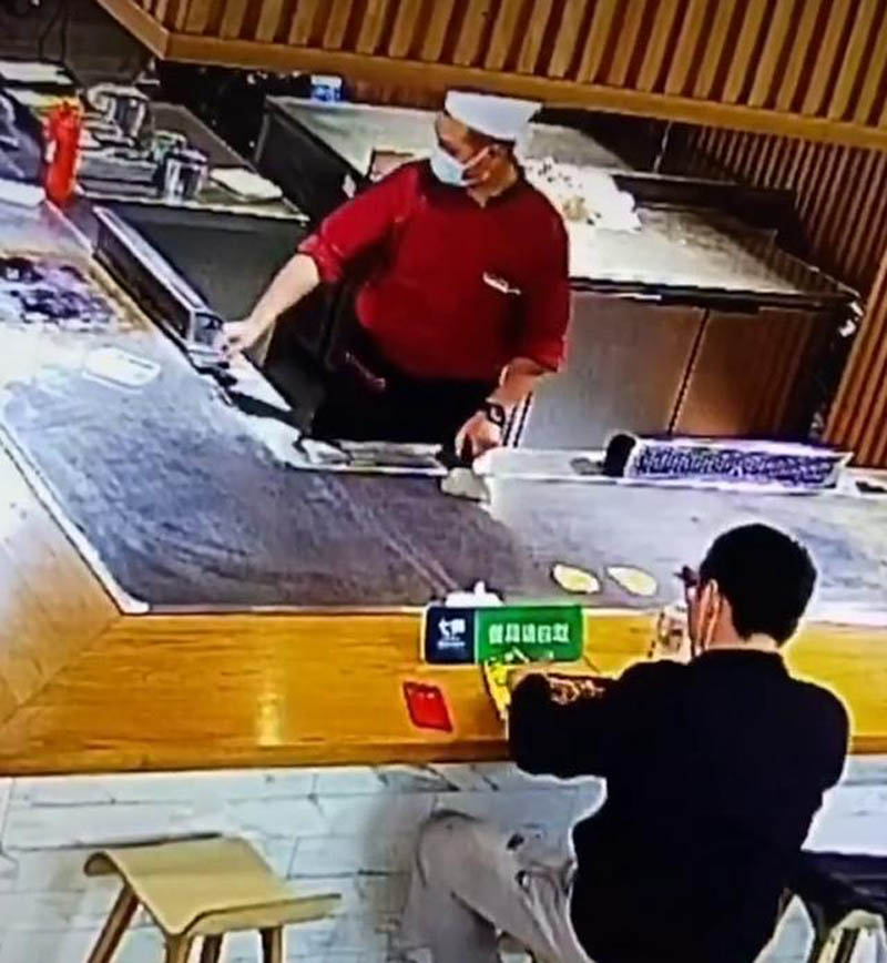 連續加班！工程師「忙到深夜才吃飯」心酸落下男兒淚　暖心大廚「送上100分餐點」寬慰：年輕人不容易