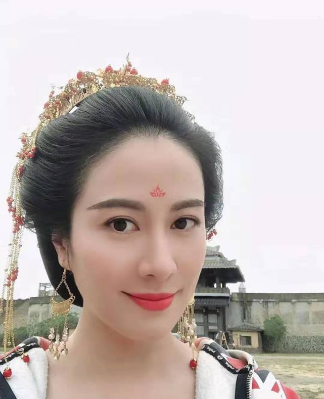 54歲再演20歲少女！劉嘉玲「雙馬尾造型」被嘲過度裝嫩　鼻孔太出戲「獲知名女星發文力挺」