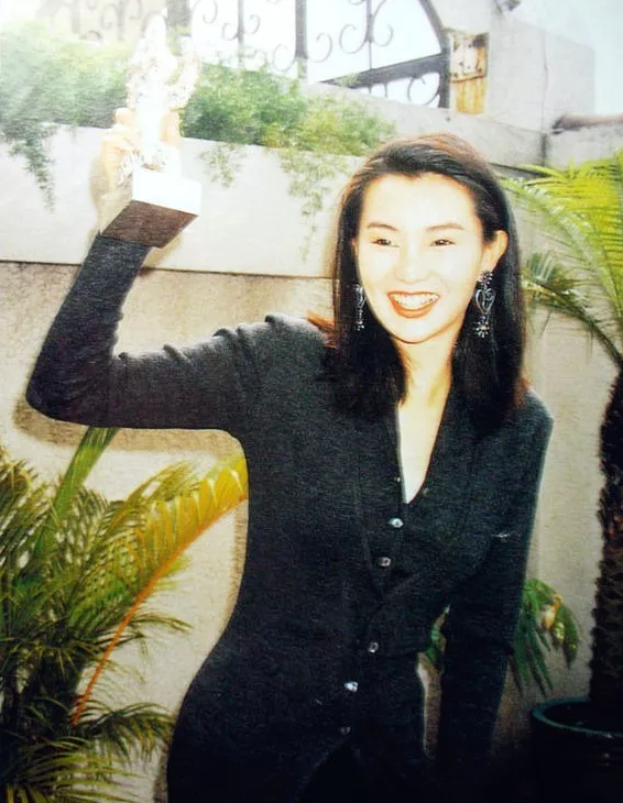 息影16年生活曝光！影后張曼玉「身價6億被拍到狂掃地攤貨」　私下超簡樸「心靈富足是最珍貴的財富」