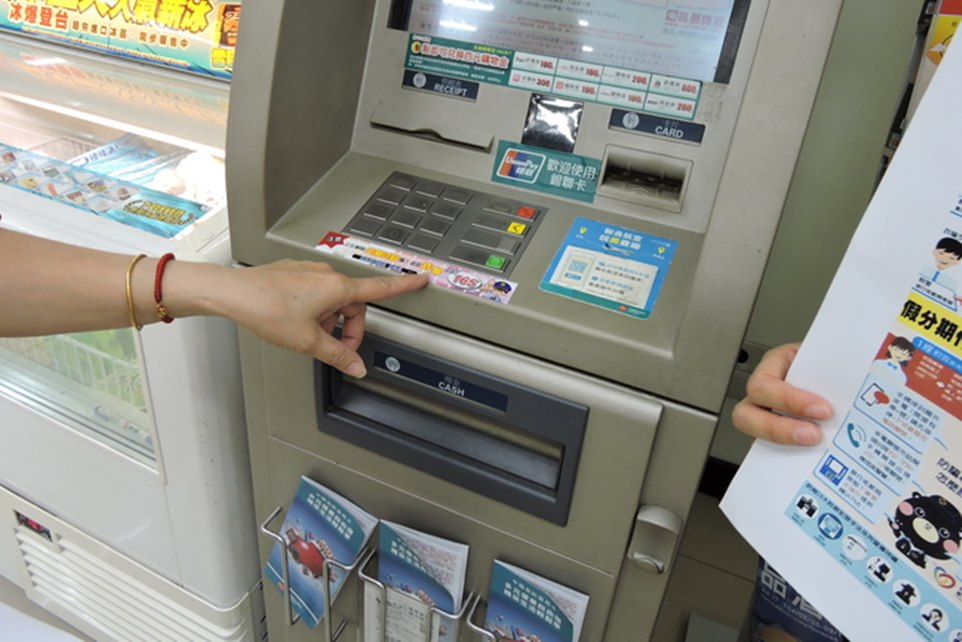 連用4台ATM！行員警覺「男子神情詭異」急勸：別被騙了 對方羞曝原因後「郵局馬上道歉」