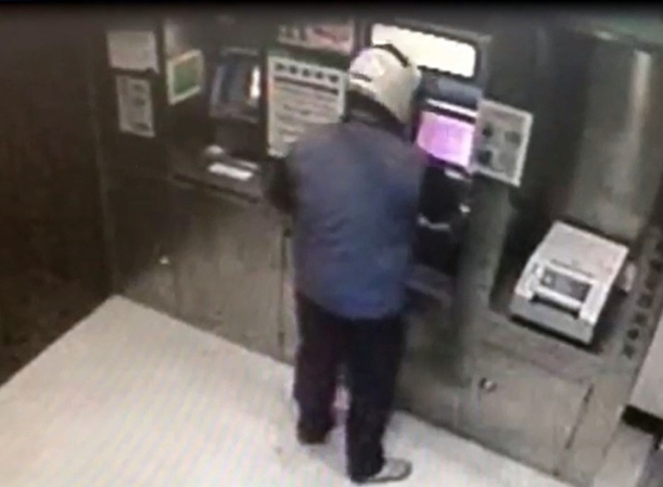 連用4台ATM！行員警覺「男子神情詭異」急勸：別被騙了 對方羞曝原因後「郵局馬上道歉」