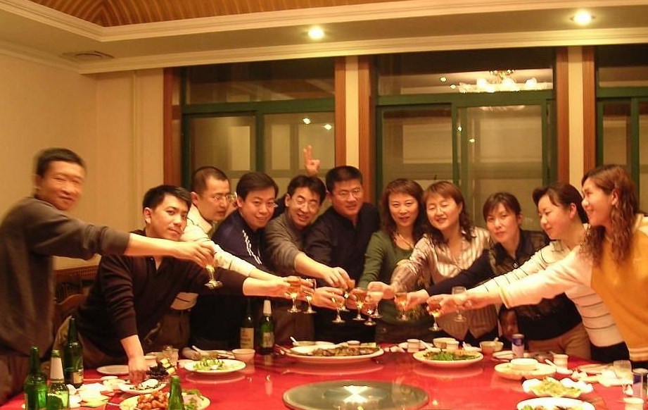老公參加同學聚會！被同學嘲笑「老婆是服務員」　老公舉起手一番話「讓全場沉默」：真的娶對人了