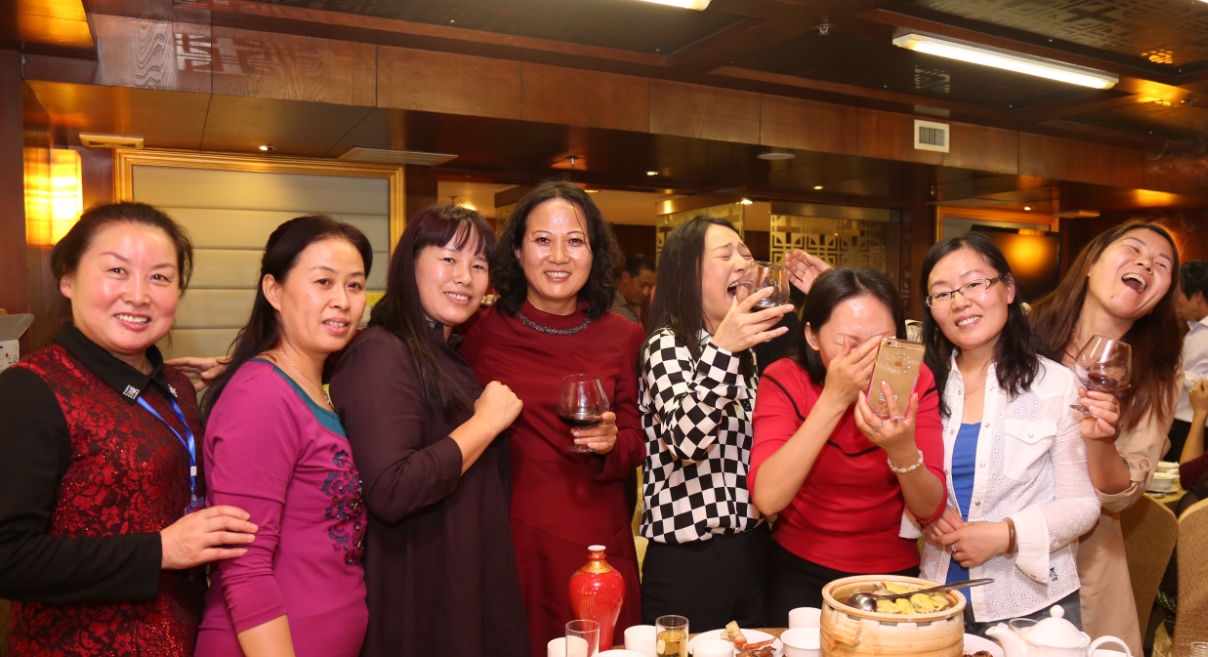 老公參加同學聚會！被同學嘲笑「老婆是服務員」　老公舉起手一番話「讓全場沉默」：真的娶對人了