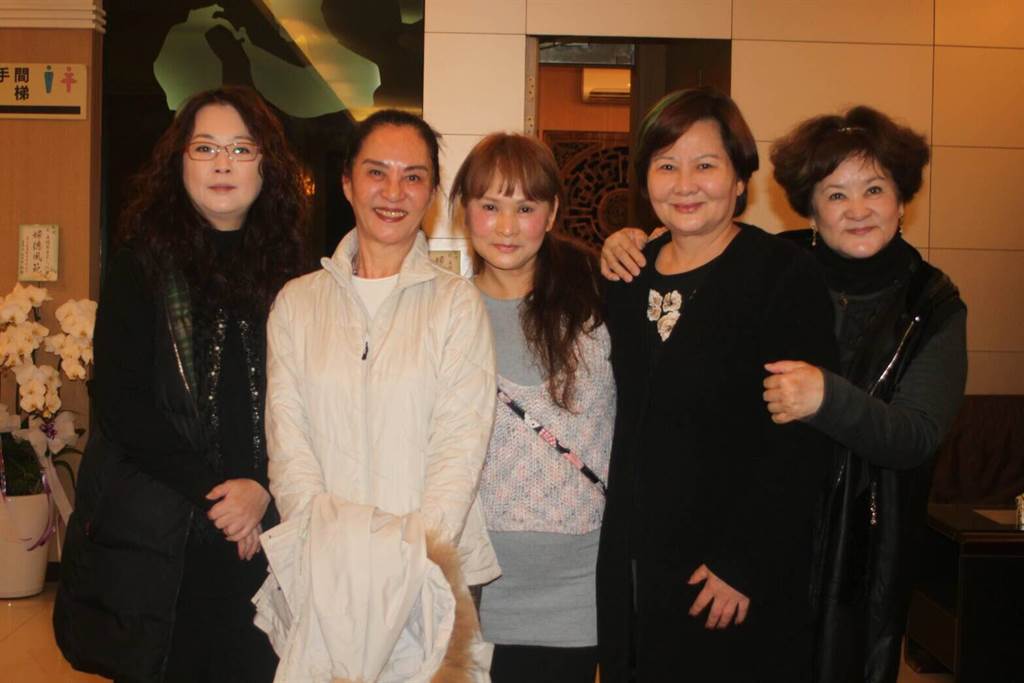 當紅息影！資深女星「為家庭犧牲36年」中年才敢追夢　「筆記抄得密密麻麻」連尪都以她為榮