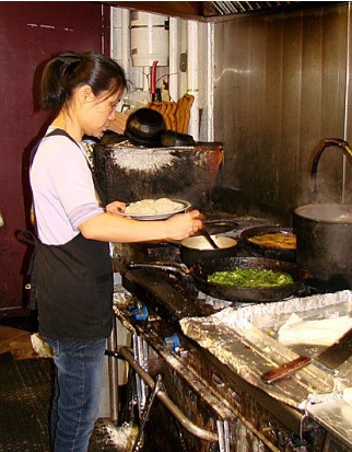 一人煮12人份晚餐！婆婆堅持「她初二不能回娘家」煮飯給大姑吃　媳婦神回「華麗轉身而去」網讚：最佳典範