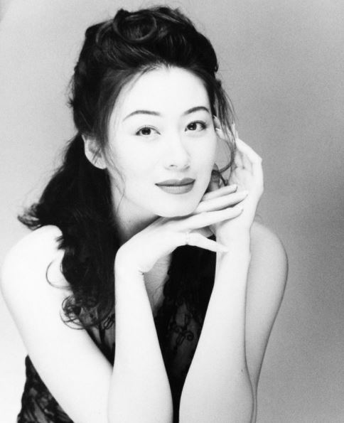 玉芳警官回來了！《台灣靈異事件》女星「息影20年再露面」凍齡氣質依舊　「2女兒複製媽美貌」同框如姊妹