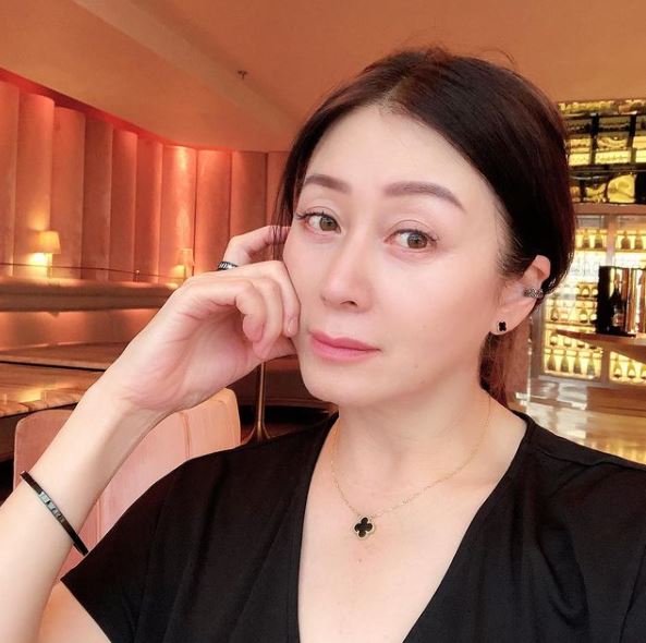 玉芳警官回來了！《台灣靈異事件》女星「息影20年再露面」凍齡氣質依舊　「2女兒複製媽美貌」同框如姊妹