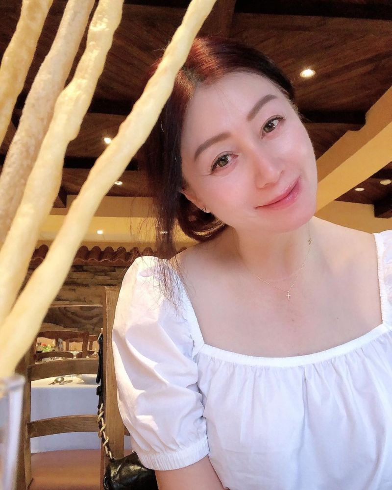 玉芳警官回來了！《台灣靈異事件》女星「息影20年再露面」凍齡氣質依舊　「2女兒複製媽美貌」同框如姊妹