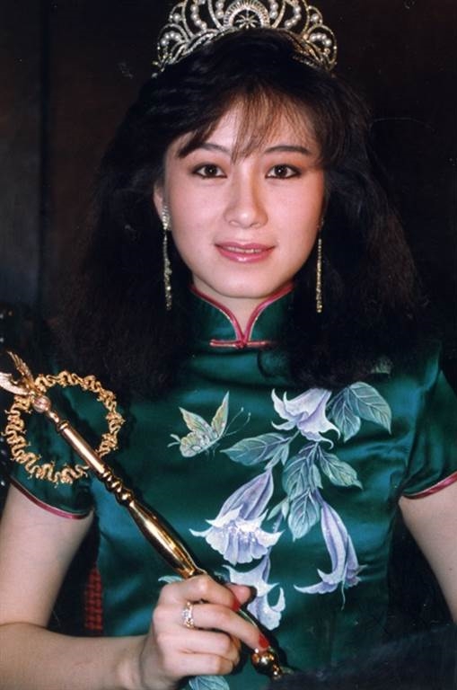 玉芳警官回來了！《台灣靈異事件》女星「息影20年再露面」凍齡氣質依舊　「2女兒複製媽美貌」同框如姊妹