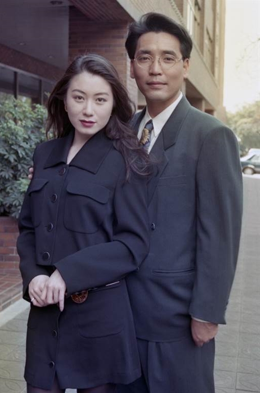 玉芳警官回來了！《台灣靈異事件》女星「息影20年再露面」凍齡氣質依舊　「2女兒複製媽美貌」同框如姊妹