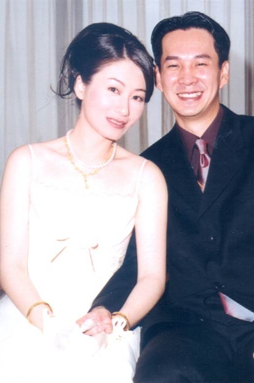 玉芳警官回來了！《台灣靈異事件》女星「息影20年再露面」凍齡氣質依舊　「2女兒複製媽美貌」同框如姊妹