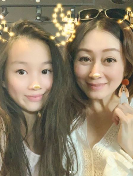 玉芳警官回來了！《台灣靈異事件》女星「息影20年再露面」凍齡氣質依舊　「2女兒複製媽美貌」同框如姊妹