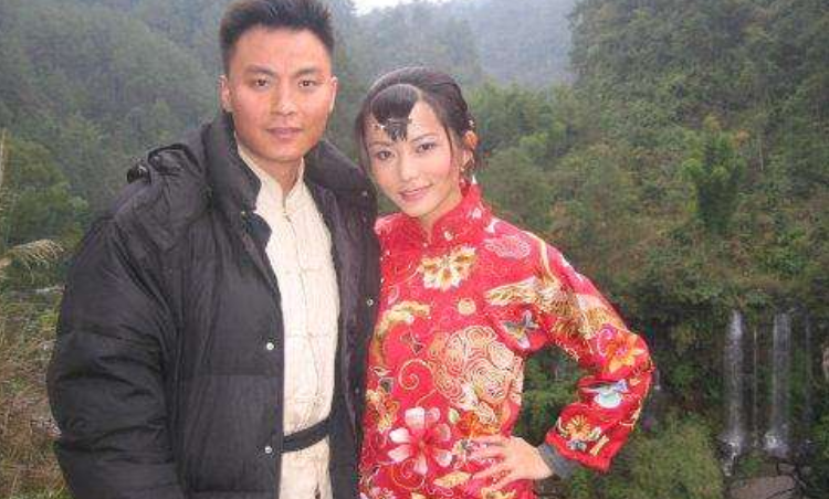 33歲穿婚紗離開！前男友黃曉明差點崩潰　葬禮現場范冰冰強忍悲痛「千萬粉絲含淚送別」：一路走好