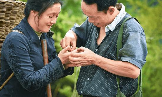 愛上小農夫！富家女下鄉工作「三次被他救回性命」　「嫁恩人隱居山林」20年現況曝光感動全網