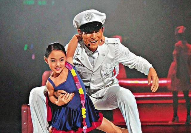 最寵愛的星二代！李連杰女兒「7歲為劉德華伴舞」 8歲陪成龍走紅毯　今20歲「現狀曝光」不負衆望