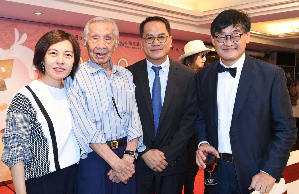 鶼鰈情深71年！常楓「為太太不出遠門」原因好感人　「97歲仍健步如飛」女兒笑曝：爸爸睡前最愛小酌