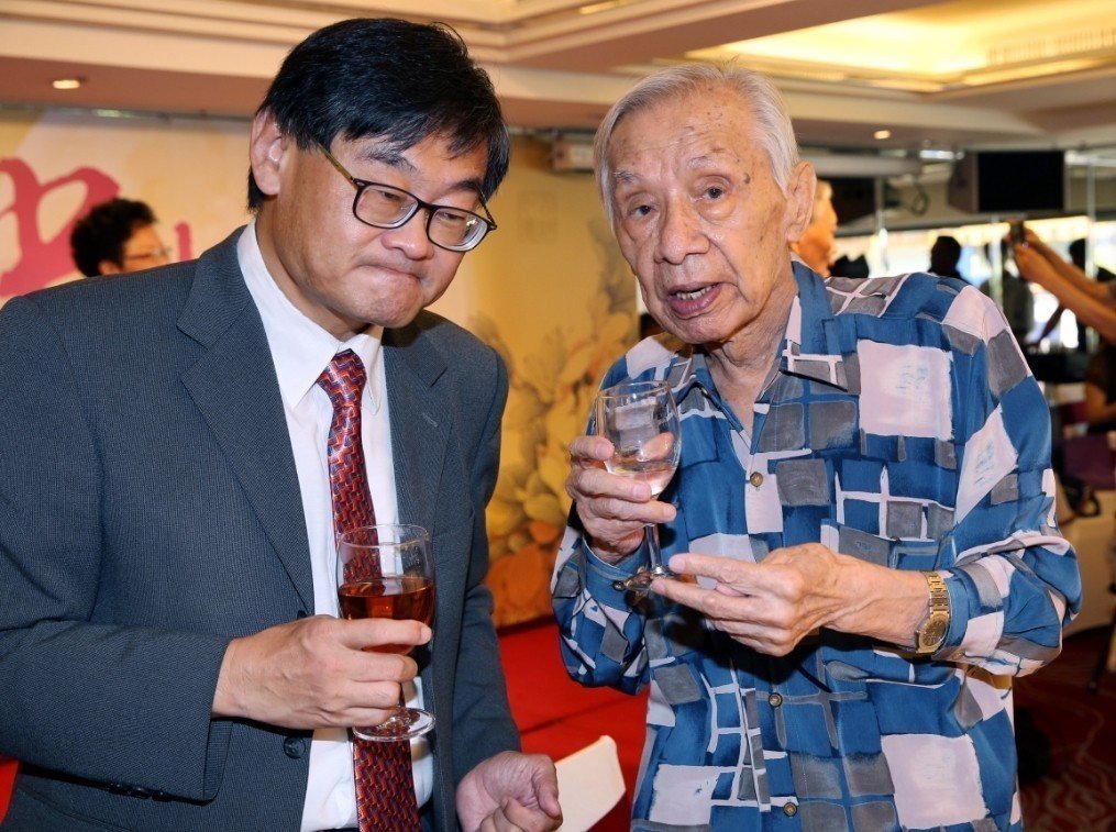 鶼鰈情深71年！常楓「為太太不出遠門」原因好感人　「97歲仍健步如飛」女兒笑曝：爸爸睡前最愛小酌