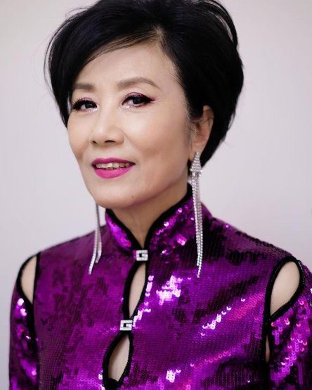 上億豪宅成地攤位！73歲汪明荃天台晾曬「過百雙靚鞋」　「超級皇宮」門前樓梯逼爆50人合照