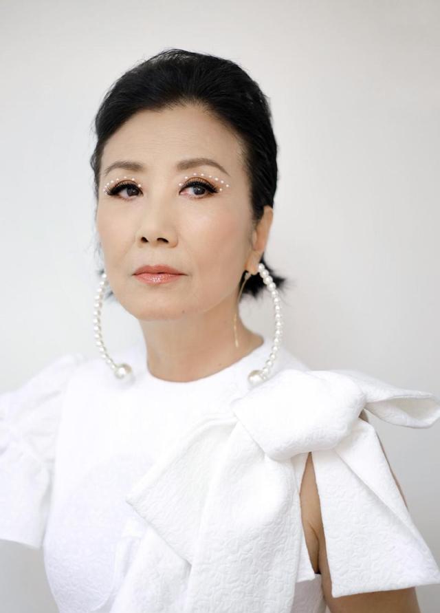 上億豪宅成地攤位！73歲汪明荃天台晾曬「過百雙靚鞋」　「超級皇宮」門前樓梯逼爆50人合照