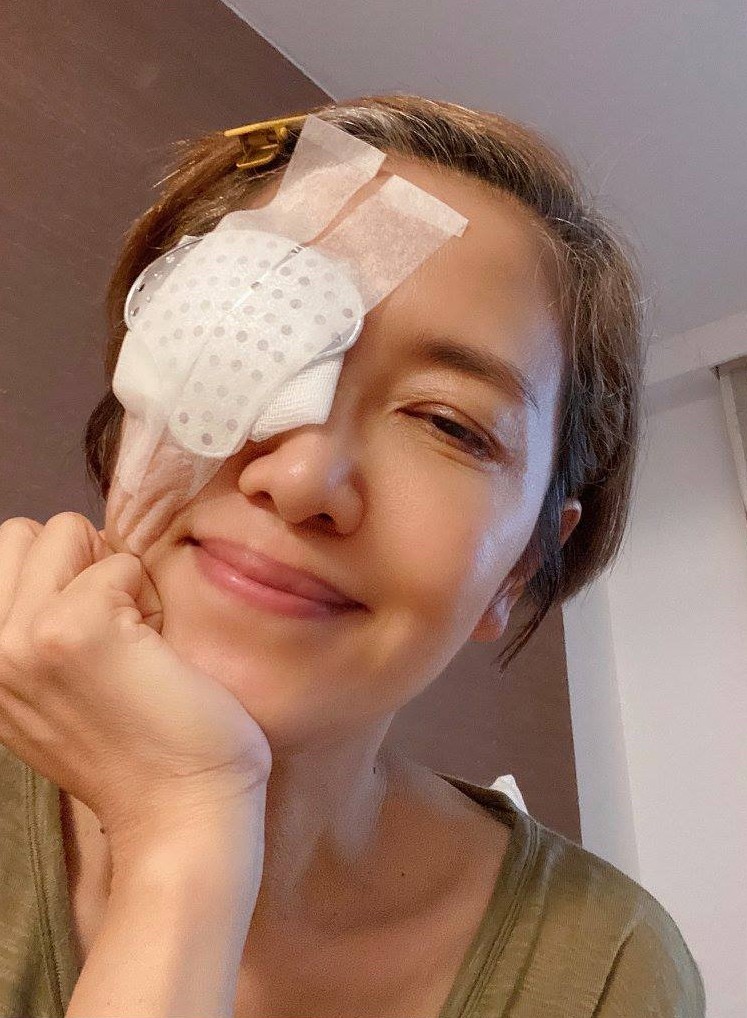 視力只剩一半！阿嬌就醫「才發現為時已晚」受打擊哭到天亮　尪堅強陪伴「手寫卡片曝光」網動容：真的嫁對人