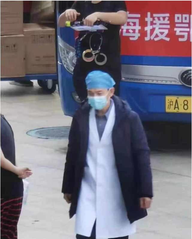 難得一見！59歲劉德華首度「公開戴老花鏡」　丟下偶像包袱「依舊帥氣」網友：終於放鬆下來了