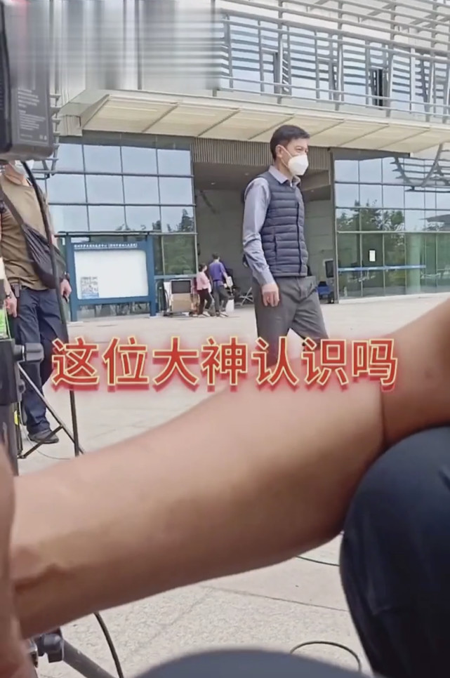 難得一見！59歲劉德華首度「公開戴老花鏡」　丟下偶像包袱「依舊帥氣」網友：終於放鬆下來了