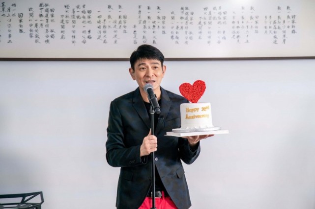 難得一見！59歲劉德華首度「公開戴老花鏡」　丟下偶像包袱「依舊帥氣」網友：終於放鬆下來了