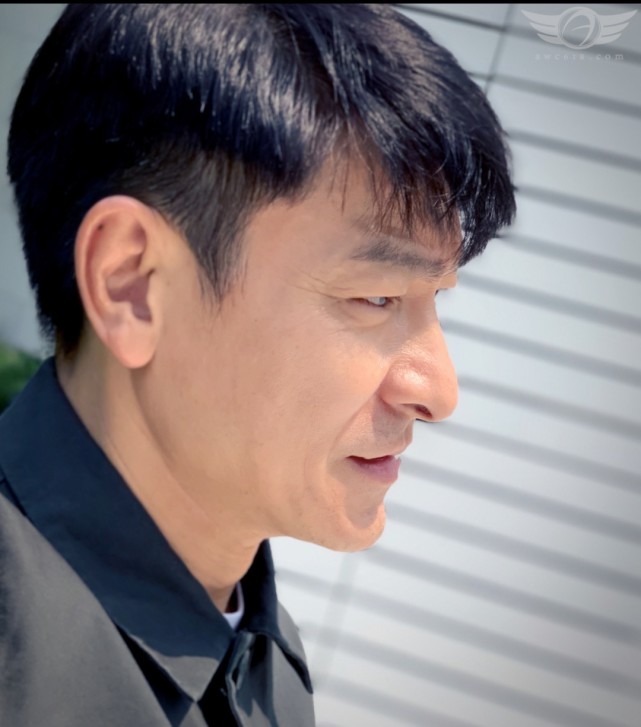難得一見！59歲劉德華首度「公開戴老花鏡」　丟下偶像包袱「依舊帥氣」網友：終於放鬆下來了