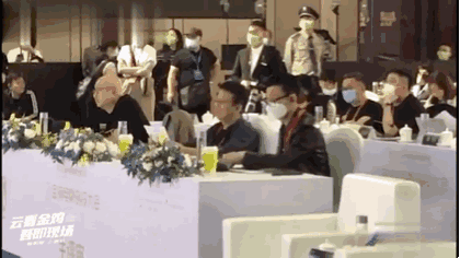 難得一見！59歲劉德華首度「公開戴老花鏡」　丟下偶像包袱「依舊帥氣」網友：終於放鬆下來了
