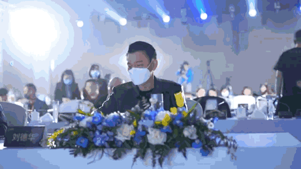 難得一見！59歲劉德華首度「公開戴老花鏡」　丟下偶像包袱「依舊帥氣」網友：終於放鬆下來了