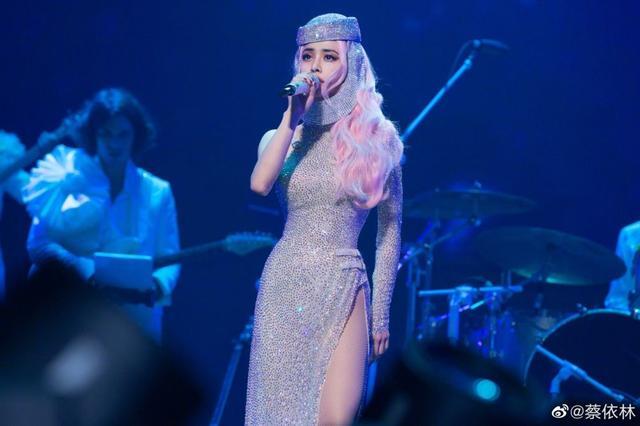 high到爆！小S助陣蔡依林演唱會「同台飆舞」身材超絕　曲末好姐妹「當場激情熱吻」引歌迷瘋狂尖叫
