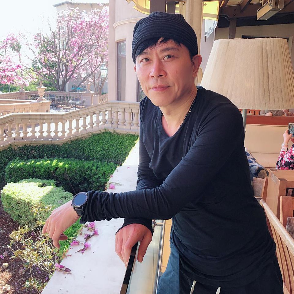 演藝圈童話！《特別的愛給特別的你》原唱「結婚21年零緋聞」依然會心動　「成就歸功好太太」54歲超凍齡