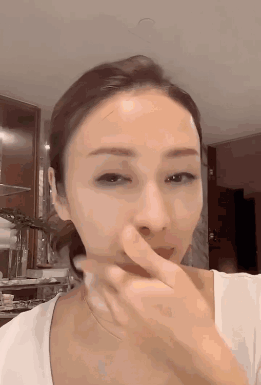 50歲黎姿對鏡頭「公開卸妝」！素顏模樣被讚「與妝後零區別」　上億豪宅奢華浴室超搶鏡