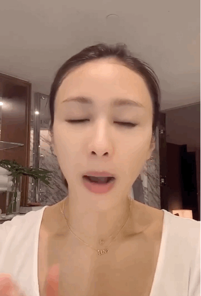 50歲黎姿對鏡頭「公開卸妝」！素顏模樣被讚「與妝後零區別」　上億豪宅奢華浴室超搶鏡