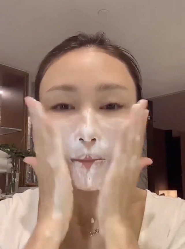 50歲黎姿對鏡頭「公開卸妝」！素顏模樣被讚「與妝後零區別」　上億豪宅奢華浴室超搶鏡