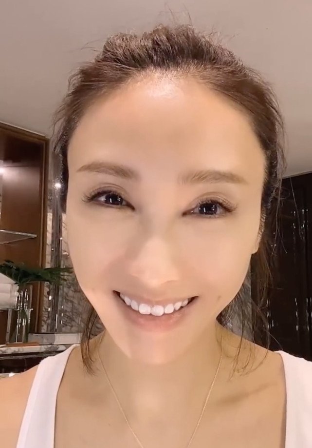 50歲黎姿對鏡頭「公開卸妝」！素顏模樣被讚「與妝後零區別」　上億豪宅奢華浴室超搶鏡