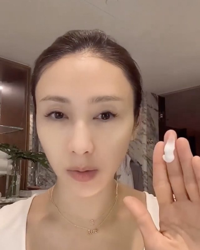 50歲黎姿對鏡頭「公開卸妝」！素顏模樣被讚「與妝後零區別」　上億豪宅奢華浴室超搶鏡