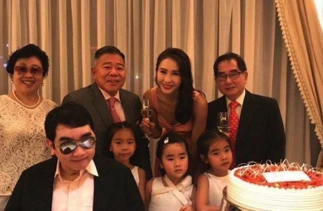 50歲黎姿對鏡頭「公開卸妝」！素顏模樣被讚「與妝後零區別」　上億豪宅奢華浴室超搶鏡