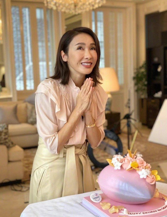 50歲黎姿對鏡頭「公開卸妝」！素顏模樣被讚「與妝後零區別」　上億豪宅奢華浴室超搶鏡