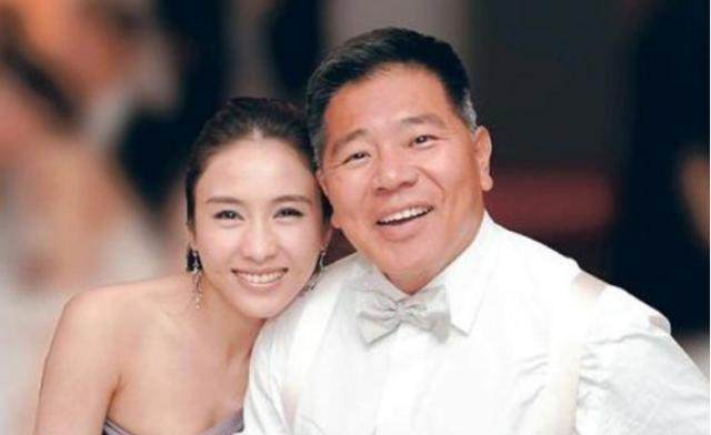 50歲黎姿對鏡頭「公開卸妝」！素顏模樣被讚「與妝後零區別」　上億豪宅奢華浴室超搶鏡
